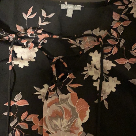 Floral blouse. Cris cross tie in front. - Picture 2 of 3